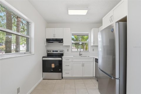 Condo in Saint Petersburg, Florida, 2 bedrooms № 2224283 - photo 10