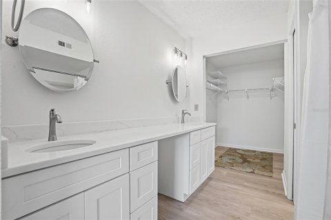 Condo in Saint Petersburg, Florida, 2 bedrooms № 2224283 - photo 13