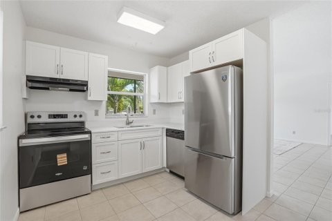 Condo in Saint Petersburg, Florida, 2 bedrooms № 2224283 - photo 8