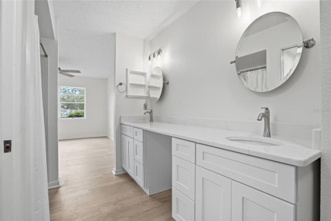 Condo in Saint Petersburg, Florida, 2 bedrooms № 2224283 - photo 15