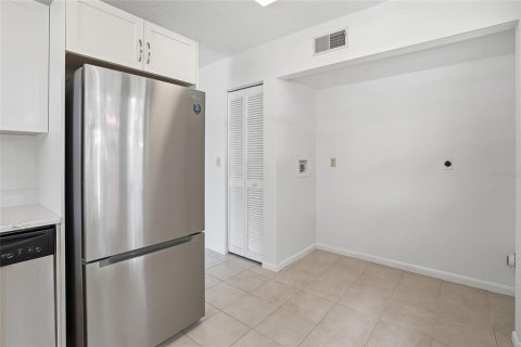 Condo in Saint Petersburg, Florida, 2 bedrooms № 2224283 - photo 9
