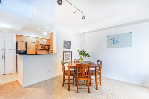 Condo in Miami, Florida, 1 bedroom  № 1683434 - photo 7