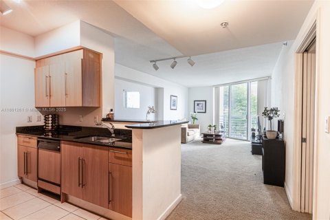 Condo in Miami, Florida, 1 bedroom  № 1683434 - photo 9