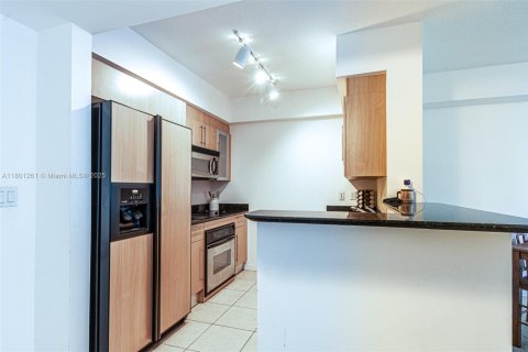Condo in Miami, Florida, 1 bedroom  № 1683434 - photo 10