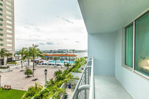 Condo in Miami, Florida, 1 bedroom  № 1683434 - photo 2