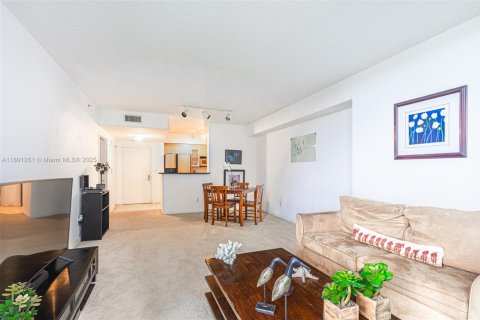 Condo in Miami, Florida, 1 bedroom  № 1683434 - photo 1