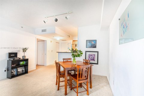 Condo in Miami, Florida, 1 bedroom  № 1683434 - photo 8