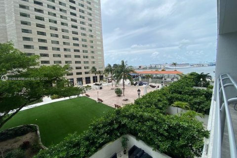 Condo in Miami, Florida, 1 bedroom  № 1683434 - photo 15