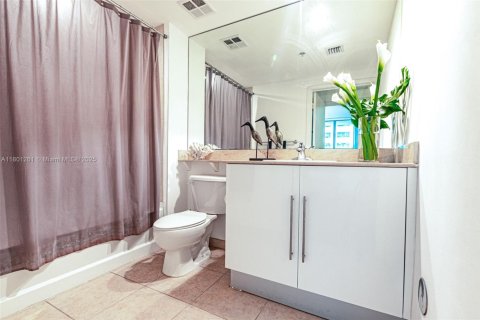 Condo in Miami, Florida, 1 bedroom  № 1683434 - photo 13