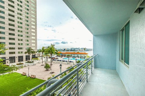 Condo in Miami, Florida, 1 bedroom  № 1683434 - photo 14