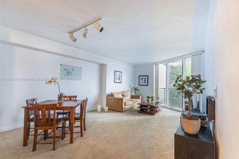 Condo in Miami, Florida, 1 bedroom  № 1683434 - photo 6