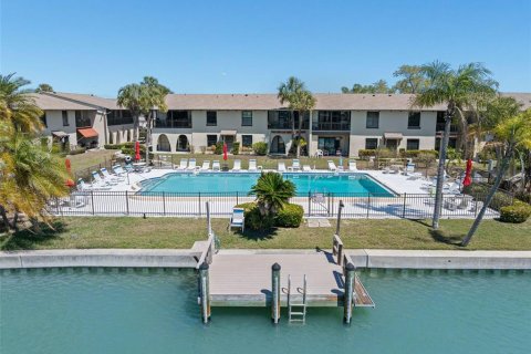 Condominio en Treasure Island, Florida, 1 dormitorio № 2099866