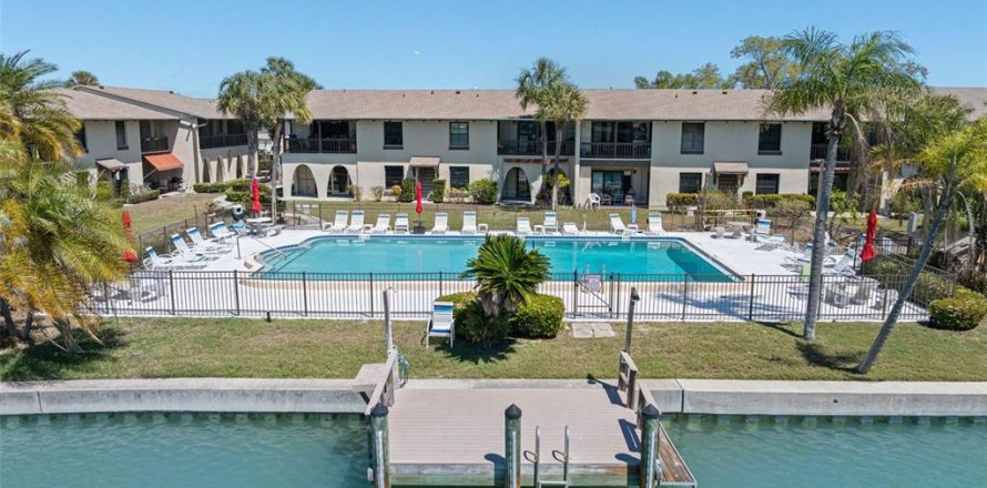 Condominio en Treasure Island, Florida, 1 dormitorio  № 2099866