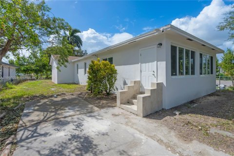 House in Florida City, Florida 5 bedrooms, 167.78 sq.m. № 2080561 - photo 10