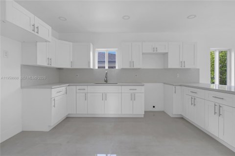 House in Florida City, Florida 5 bedrooms, 167.78 sq.m. № 2080561 - photo 22