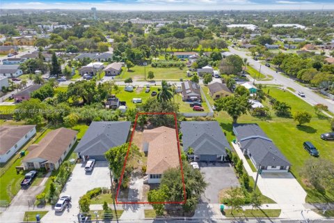 House in Florida City, Florida 5 bedrooms, 167.78 sq.m. № 2080561 - photo 6