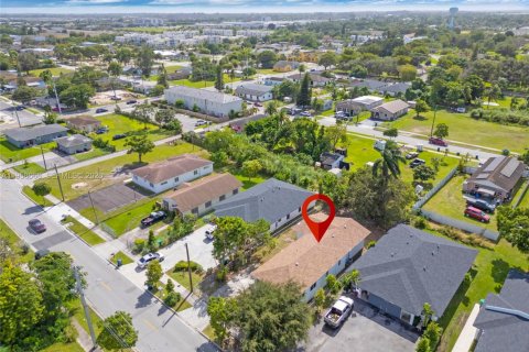 House in Florida City, Florida 5 bedrooms, 167.78 sq.m. № 2080561 - photo 9