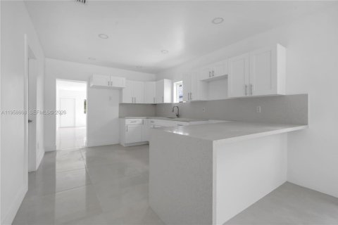 House in Florida City, Florida 5 bedrooms, 167.78 sq.m. № 2080561 - photo 18