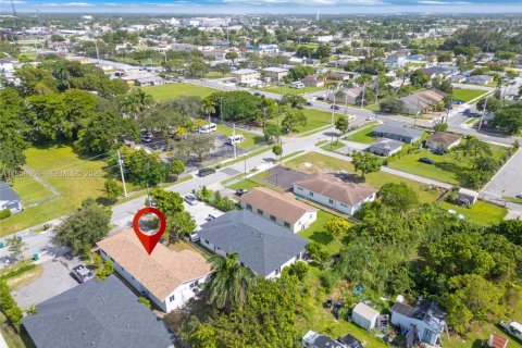 House in Florida City, Florida 5 bedrooms, 167.78 sq.m. № 2080561 - photo 8