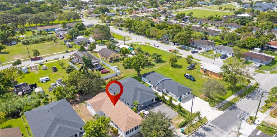 House in Florida City, Florida 5 bedrooms, 167.78 sq.m. № 2080561