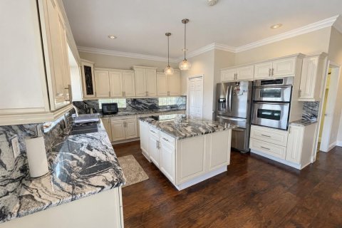 House in Tampa, Florida 4 bedrooms, 252.04 sq.m. № 2408473 - photo 9
