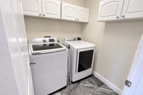 House in Tampa, Florida 4 bedrooms, 252.04 sq.m. № 2408473 - photo 24