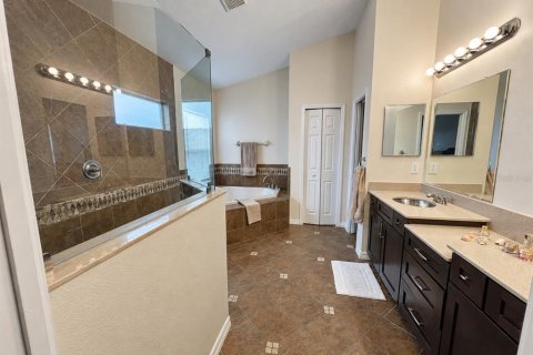 House in Tampa, Florida 4 bedrooms, 252.04 sq.m. № 2408473 - photo 29