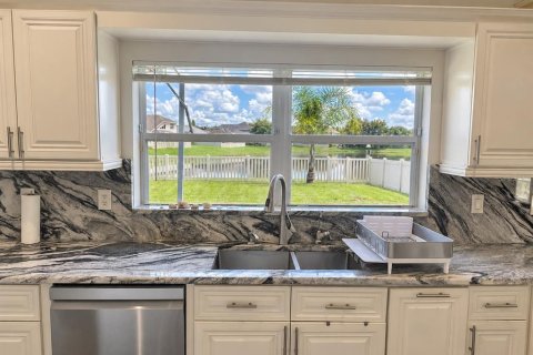 House in Tampa, Florida 4 bedrooms, 252.04 sq.m. № 2408473 - photo 12