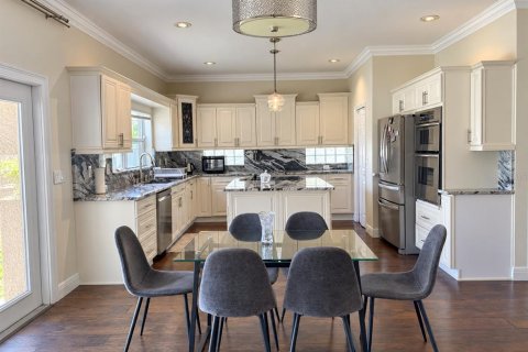 House in Tampa, Florida 4 bedrooms, 252.04 sq.m. № 2408473 - photo 17