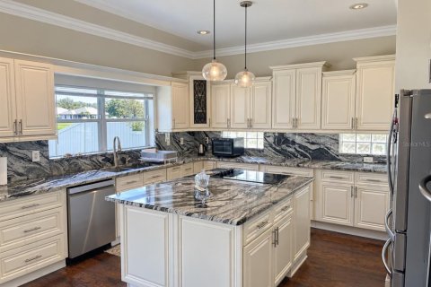 House in Tampa, Florida 4 bedrooms, 252.04 sq.m. № 2408473 - photo 10