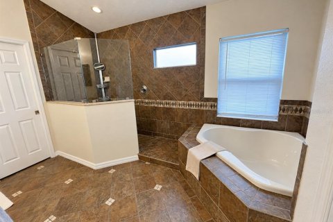 House in Tampa, Florida 4 bedrooms, 252.04 sq.m. № 2408473 - photo 30