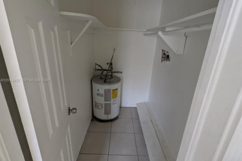 House in North Miami, Florida 1 bedroom, 55.74 sq.m. № 2076262 - photo 7