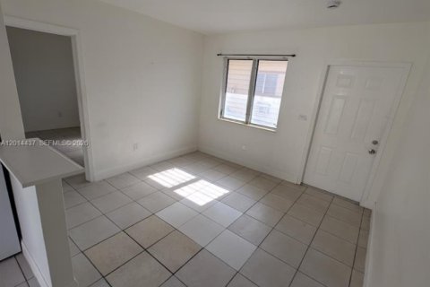 House in North Miami, Florida 1 bedroom, 55.74 sq.m. № 2076262 - photo 4