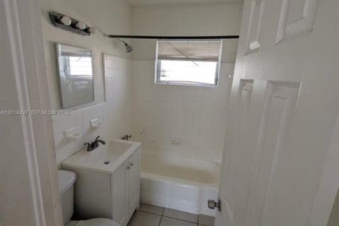 House in North Miami, Florida 1 bedroom, 55.74 sq.m. № 2076262 - photo 6