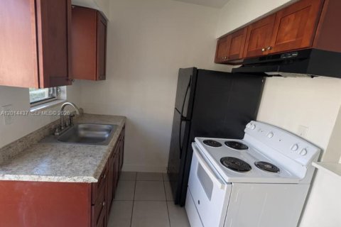 House in North Miami, Florida 1 bedroom, 55.74 sq.m. № 2076262 - photo 2