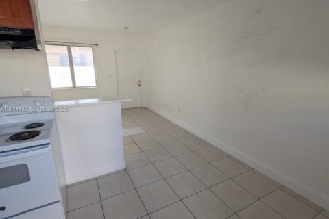 House in North Miami, Florida 1 bedroom, 55.74 sq.m. № 2076262 - photo 3