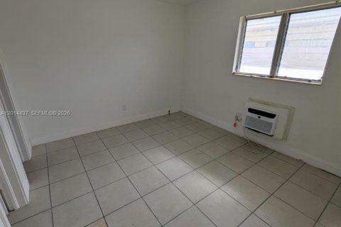 House in North Miami, Florida 1 bedroom, 55.74 sq.m. № 2076262 - photo 5