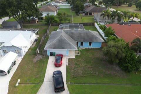 House in Port St. Lucie, Florida 3 bedrooms, 131.55 sq.m. № 2065917