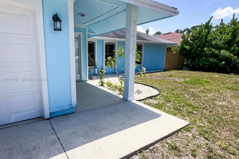 House in Port St. Lucie, Florida 3 bedrooms, 131.55 sq.m. № 2065917 - photo 2