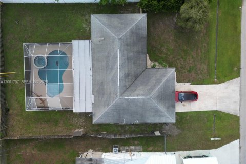 House in Port St. Lucie, Florida 3 bedrooms, 131.55 sq.m. № 2065917 - photo 3