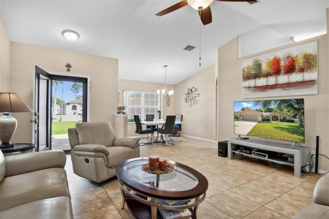 House in Palm Coast, Florida 4 bedrooms, 180.42 sq.m. № 2223264 - photo 13