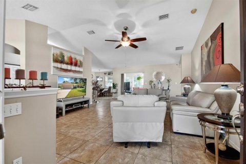 House in Palm Coast, Florida 4 bedrooms, 180.42 sq.m. № 2223264 - photo 12