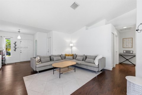 Снять в аренду виллу или дом в Уэстон, Флорида 3 спальни, 142.42м2, № 2066366 - фото 4