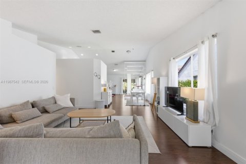 Снять в аренду виллу или дом в Уэстон, Флорида 3 спальни, 142.42м2, № 2066366 - фото 3