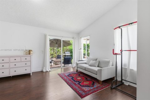 Снять в аренду виллу или дом в Уэстон, Флорида 3 спальни, 142.42м2, № 2066366 - фото 10