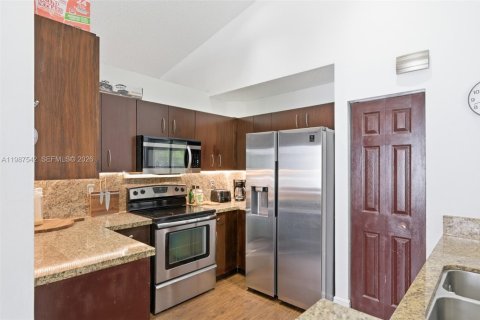 Снять в аренду виллу или дом в Уэстон, Флорида 3 спальни, 142.42м2, № 2066366 - фото 5