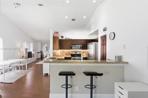 Снять в аренду виллу или дом в Уэстон, Флорида 3 спальни, 142.42м2, № 2066366 - фото 6