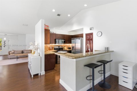 Снять в аренду виллу или дом в Уэстон, Флорида 3 спальни, 142.42м2, № 2066366 - фото 7