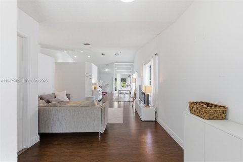 Снять в аренду виллу или дом в Уэстон, Флорида 3 спальни, 142.42м2, № 2066366 - фото 2