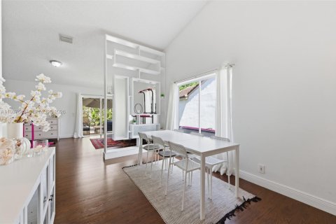 Снять в аренду виллу или дом в Уэстон, Флорида 3 спальни, 142.42м2, № 2066366 - фото 9